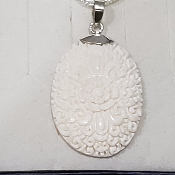 Bali inspired carved floral pendant & chain in 925 Sterling Silver 22" long - Picture 2 of 5